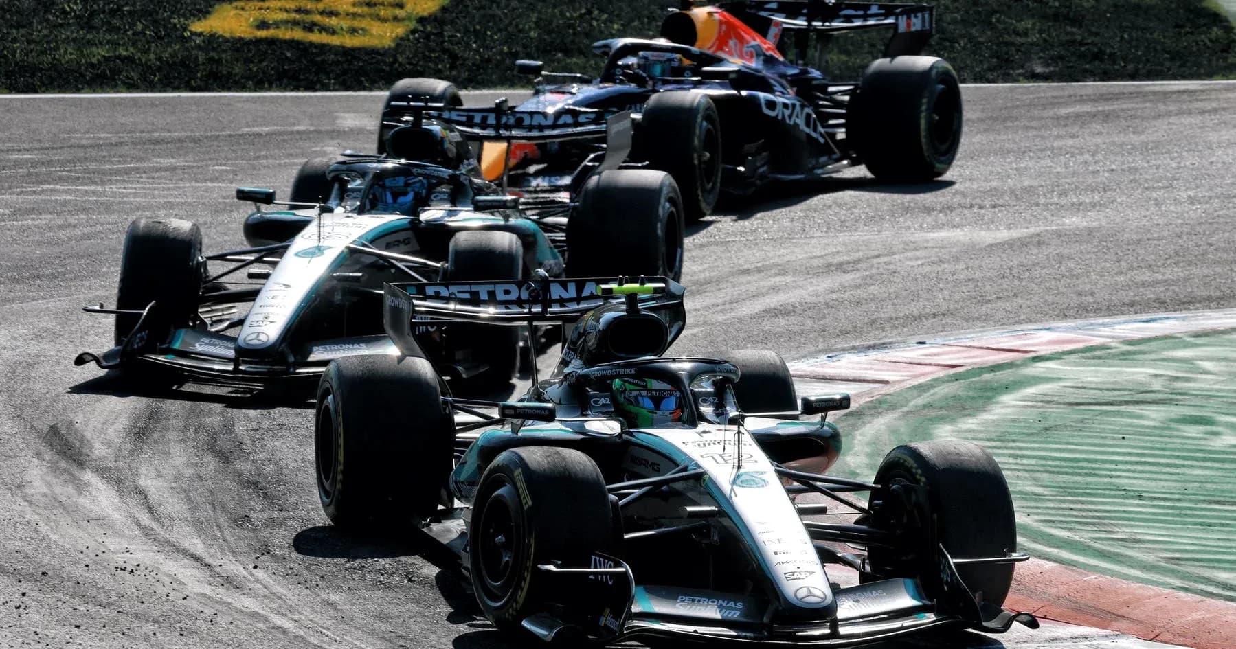 Trois voitures de Formule 1 en pleine course Trois voitures de Formule 1 en pleine course