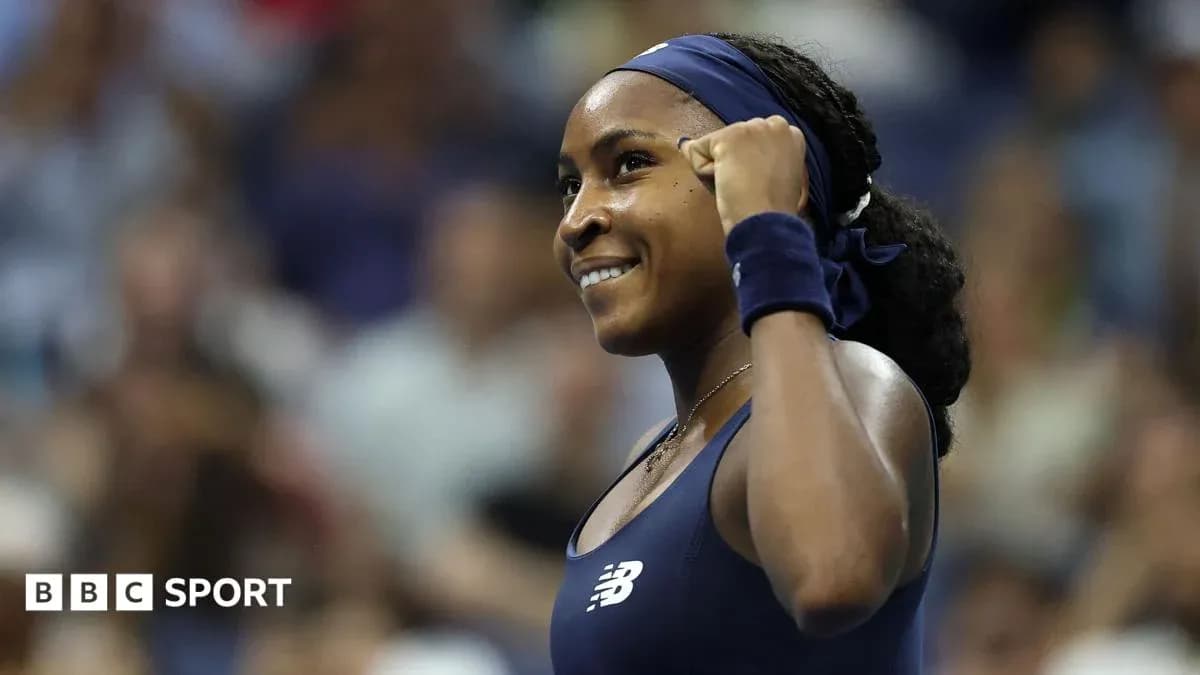 Joueuse de tennis célébrant un point au match Joueuse de tennis célébrant un point au match