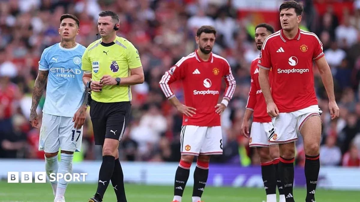 Joueurs de Manchester United et arbitre lors d'un match Joueurs de Manchester United et arbitre lors d'un match