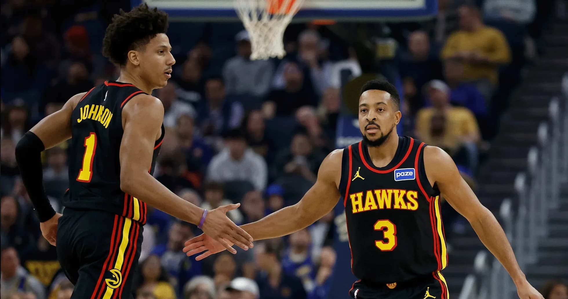 Joueurs des Hawks se serrant la main en match Joueurs des Hawks se serrant la main en match
