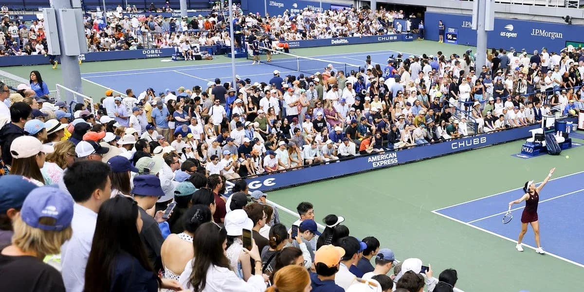 Joueuse servant devant un public lors d'un match de tennis Joueuse servant devant un public lors d'un match de tennis