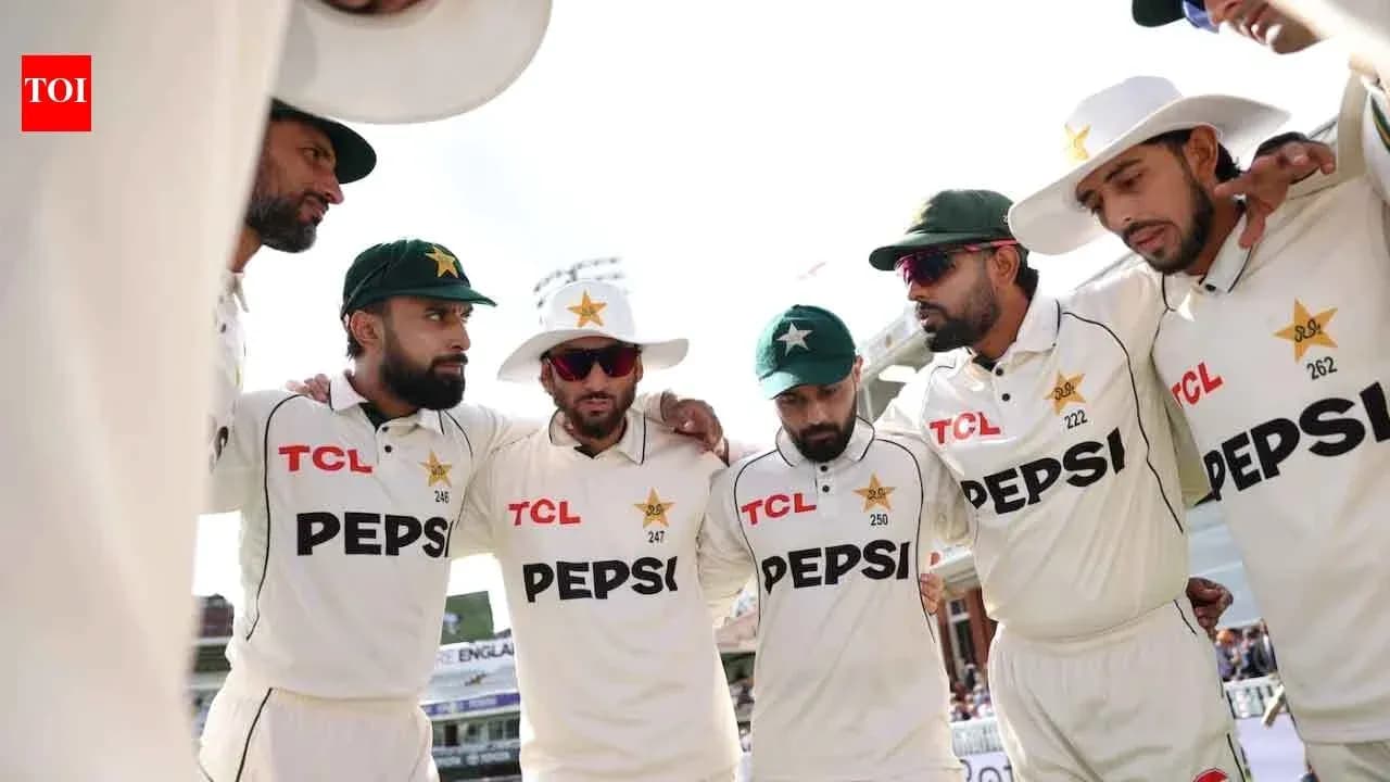 Joueurs de cricket pakistanais en cercle avant le match Joueurs de cricket pakistanais en cercle avant le match