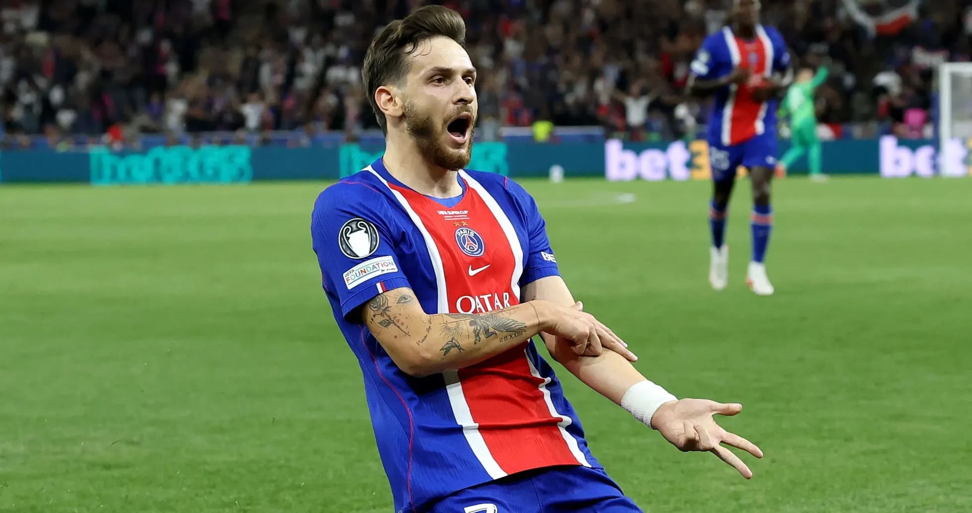 Joueur du PSG célébrant un but au stade Joueur du PSG célébrant un but au stade