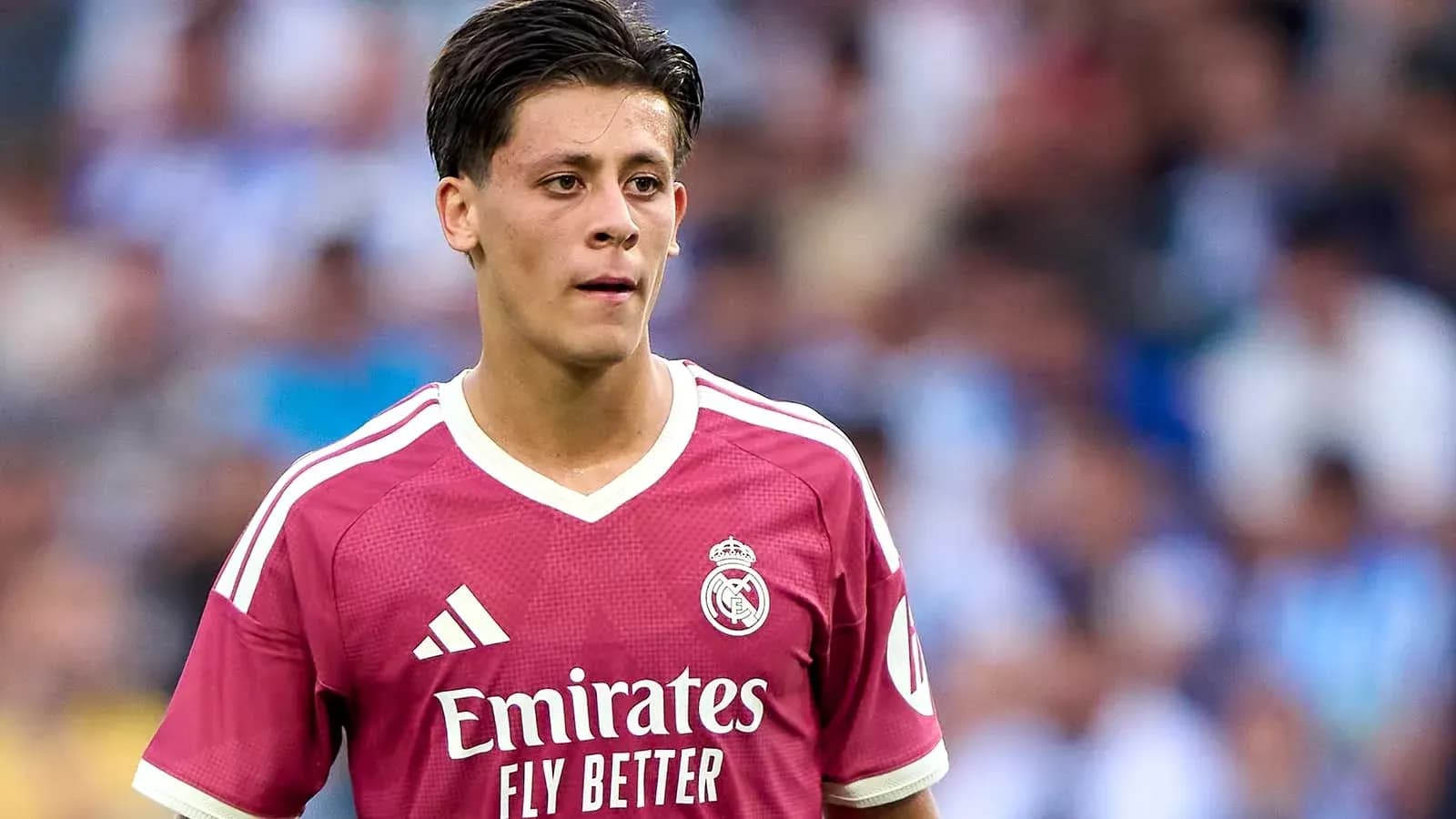 Joueur de football en maillot du Real Madrid sur le terrain Joueur de football en maillot du Real Madrid sur le terrain