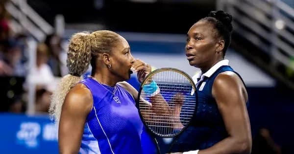 Joueuses discutant sur le court de tennis Joueuses discutant sur le court de tennis