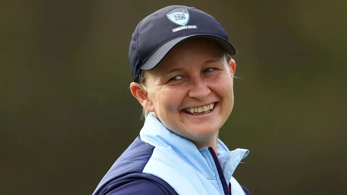 Femme souriante portant une casquette de cricket NSW Femme souriante portant une casquette de cricket NSW