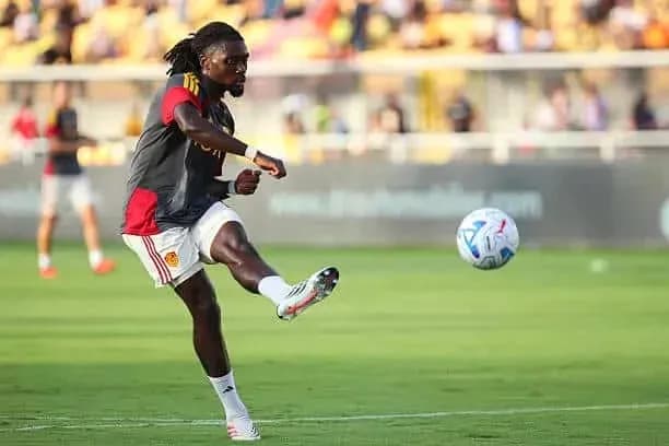 Joueur tirant le ballon pendant l'entraînement Joueur tirant le ballon pendant l'entraînement