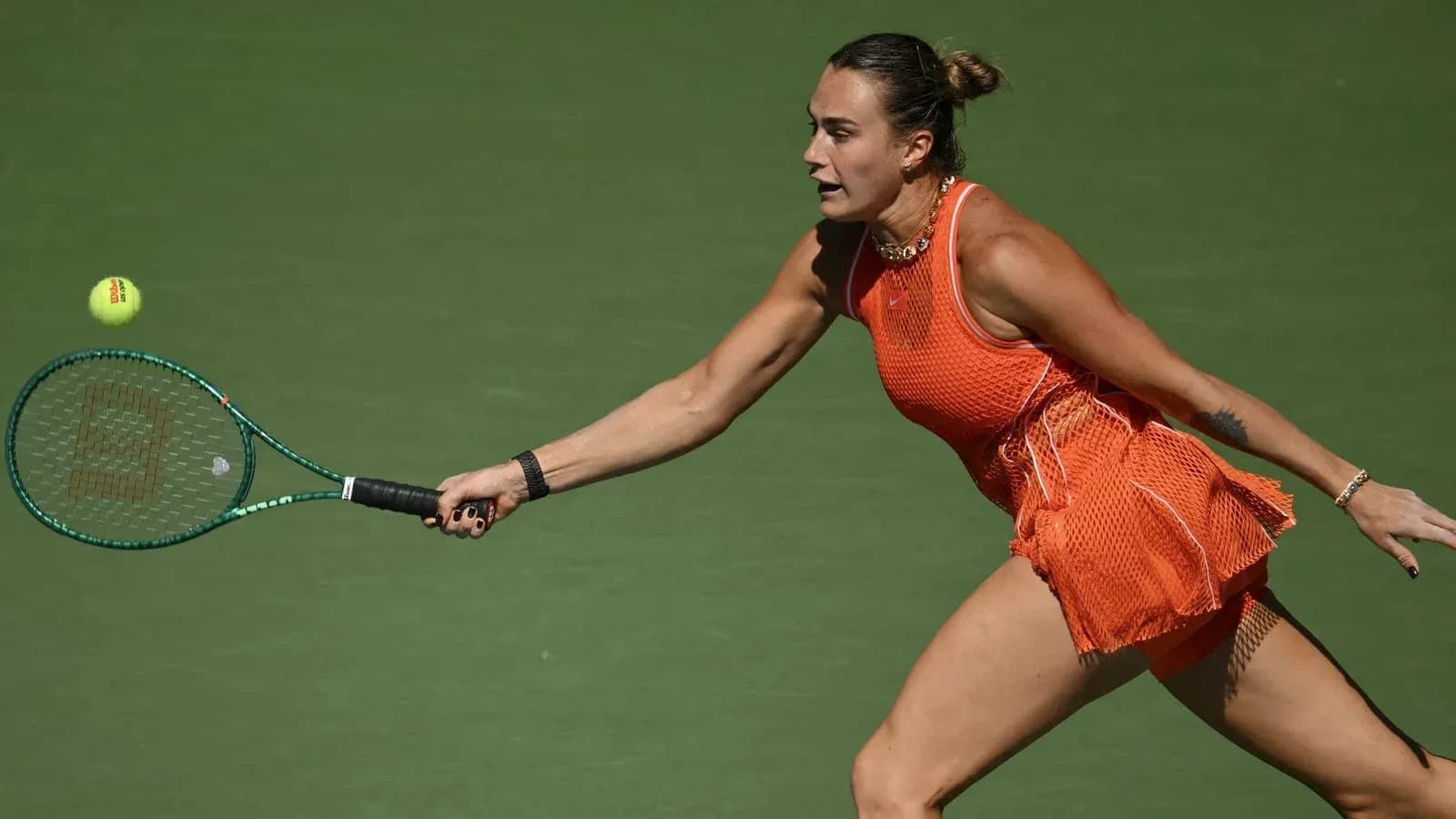 Joueuse de tennis frappant une balle sur le court Joueuse de tennis frappant une balle sur le court