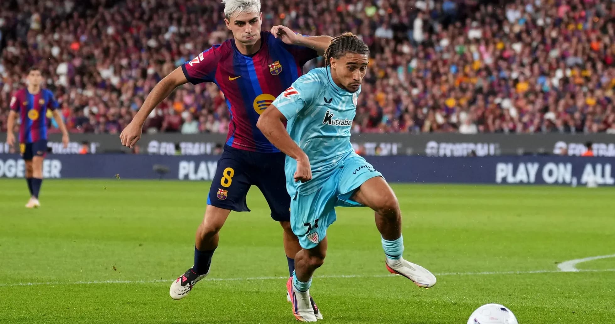 Joueur du Barça poursuivant un adversaire en match Joueur du Barça poursuivant un adversaire en match