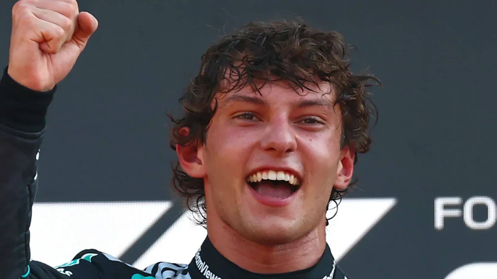 Pilote célébrant sa victoire sur le podium Pilote célébrant sa victoire sur le podium