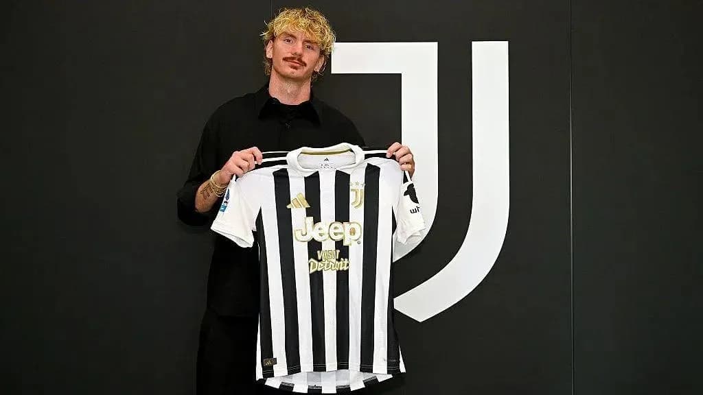 Joueur présentant le maillot de la Juventus Joueur présentant le maillot de la Juventus