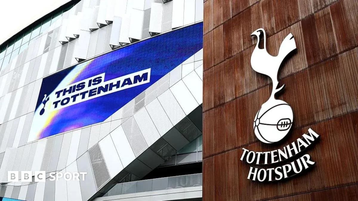Bannière 'THIS IS TOTTENHAM' et logo de Tottenham Hotspur Bannière 'THIS IS TOTTENHAM' et logo de Tottenham Hotspur