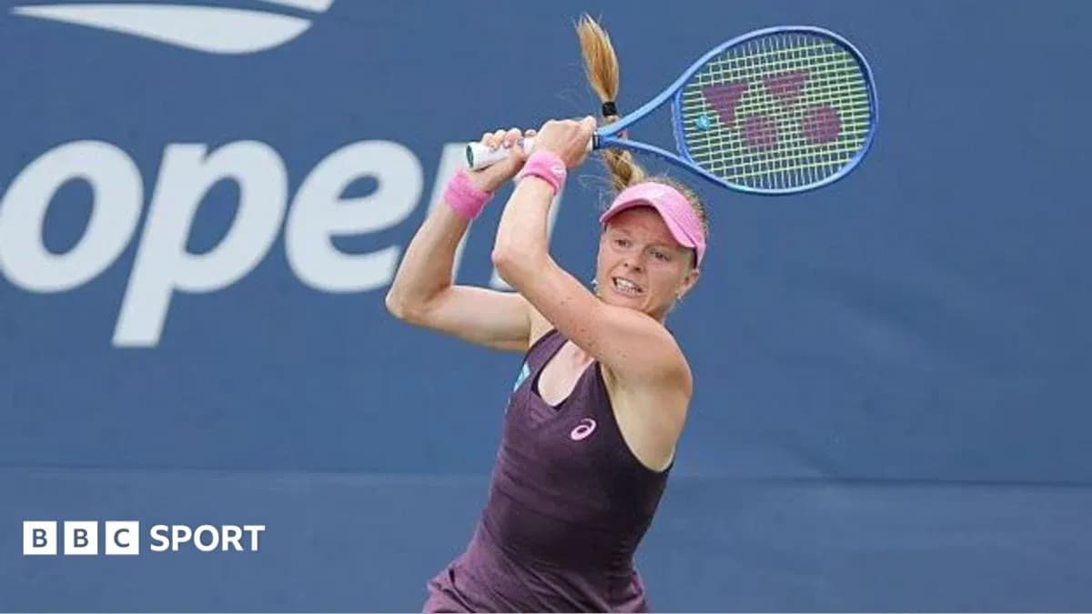 Joueuse de tennis frappant la balle au tournoi Joueuse de tennis frappant la balle au tournoi