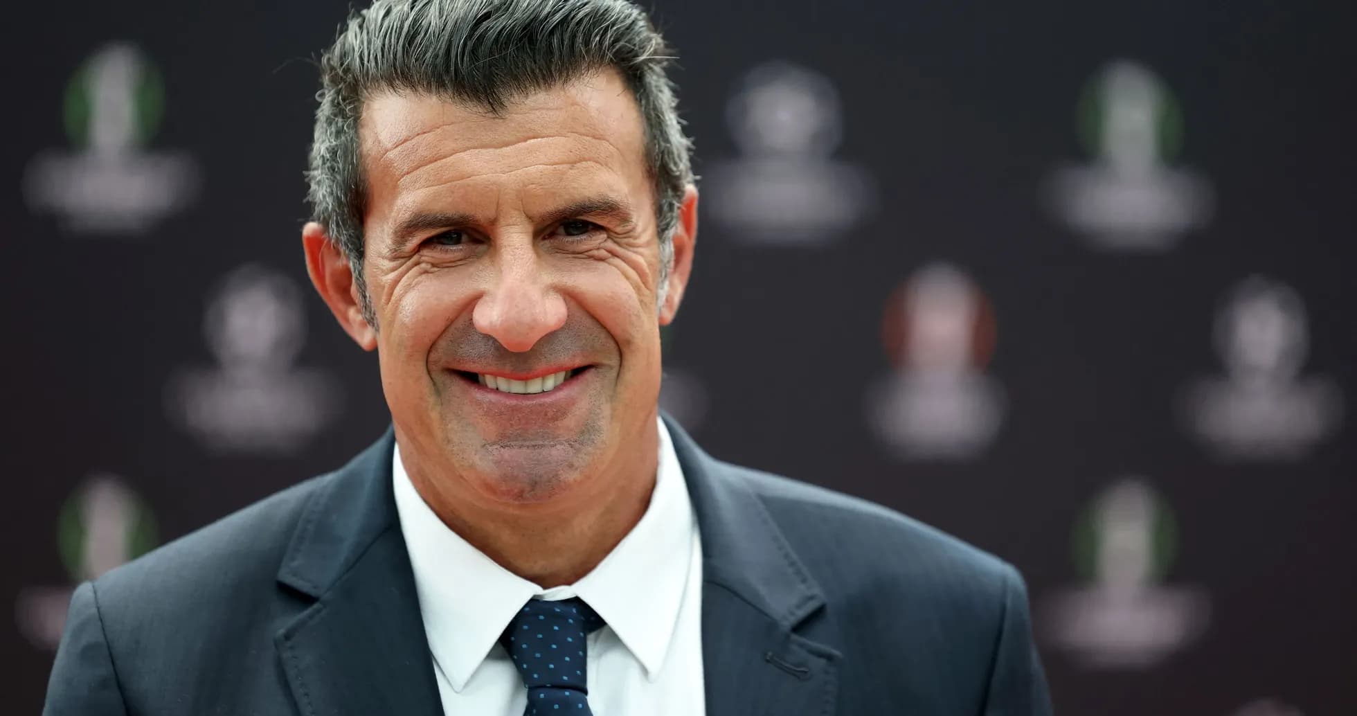 Homme souriant lors d'un événement médiatique Homme souriant lors d'un événement médiatique