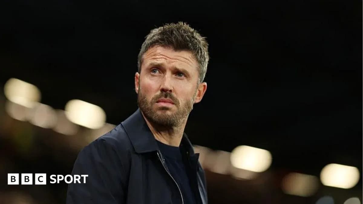 Entraîneur observant le match depuis la touche Entraîneur observant le match depuis la touche