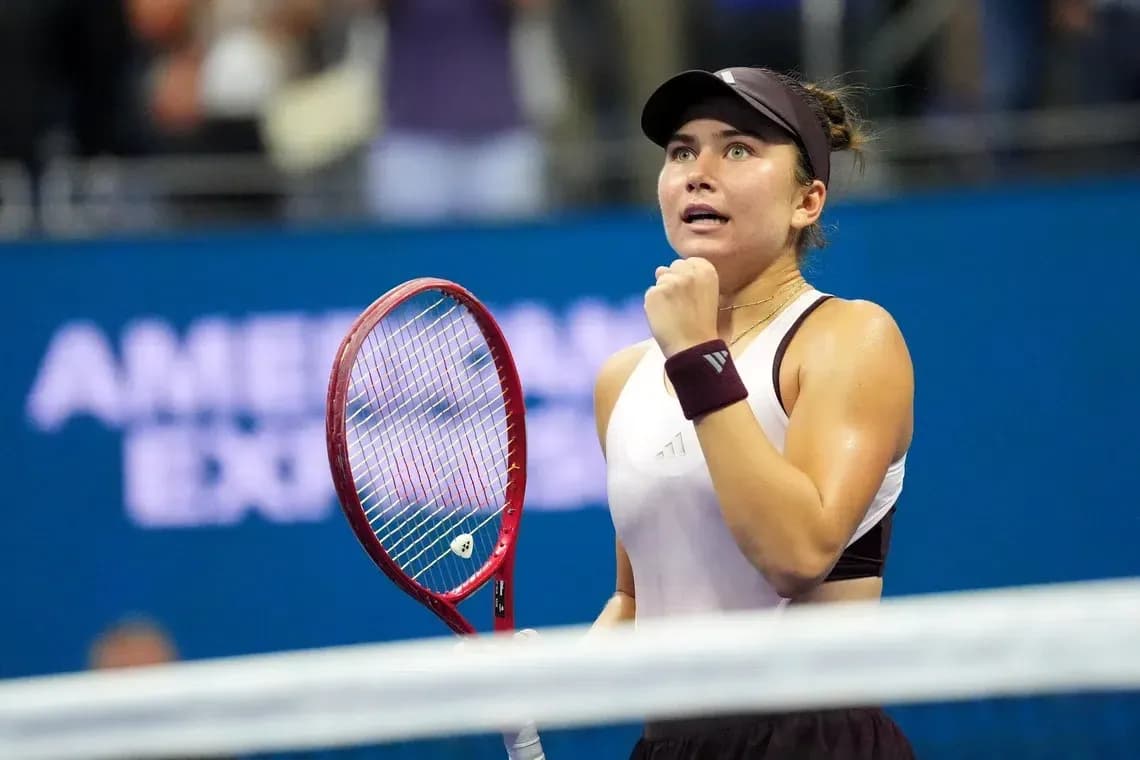 Joueuse de tennis célébrant un point au tournoi Joueuse de tennis célébrant un point au tournoi