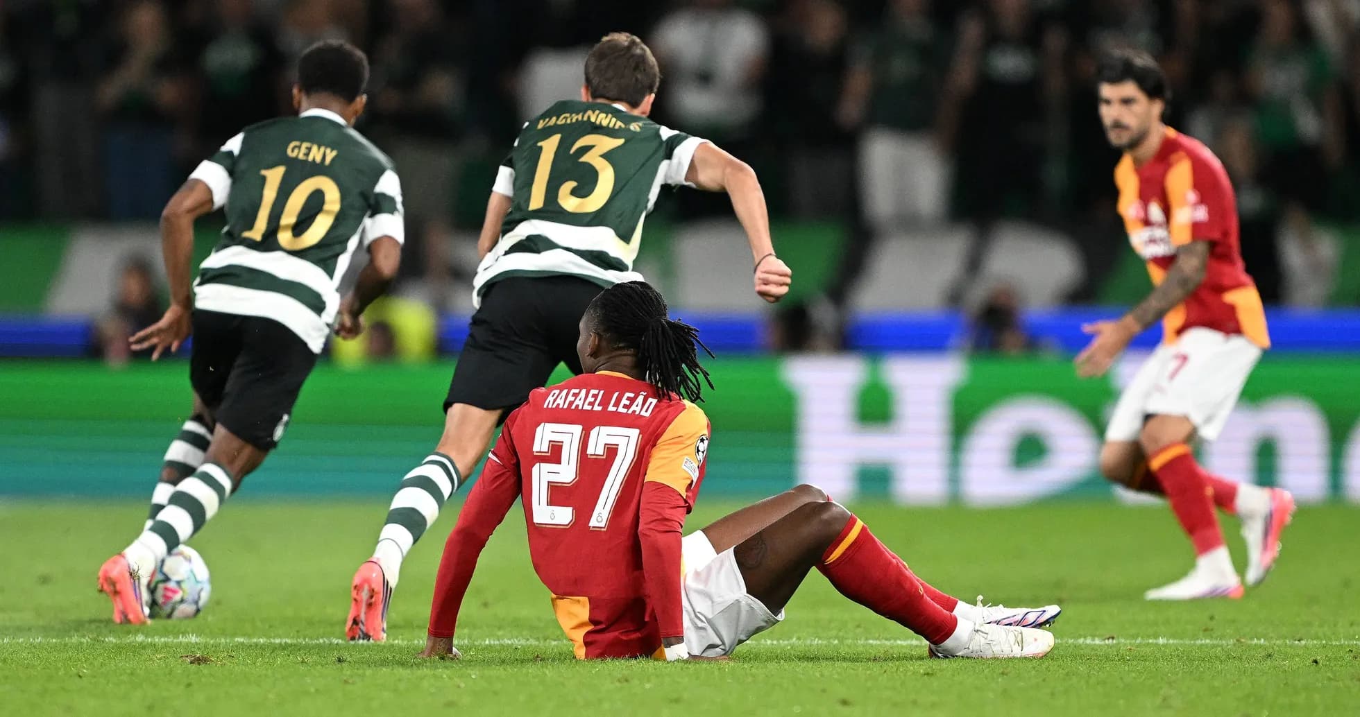 Joueur de Galatasaray au sol pendant un match Joueur de Galatasaray au sol pendant un match
