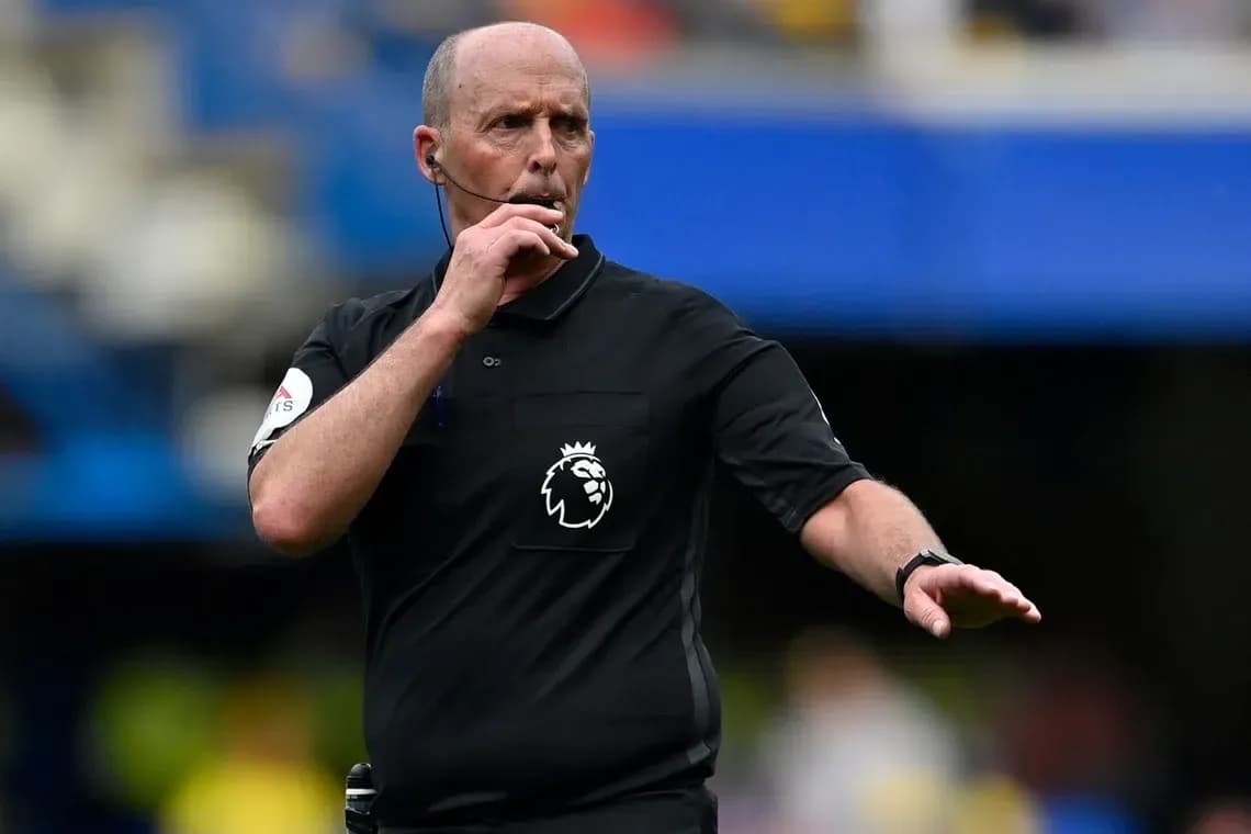 Arbitre signalant une décision pendant le match Arbitre signalant une décision pendant le match