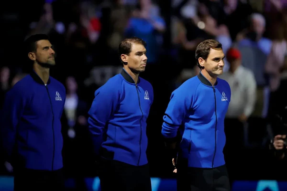 Trois joueurs de tennis en tenue bleue sur scène Trois joueurs de tennis en tenue bleue sur scène