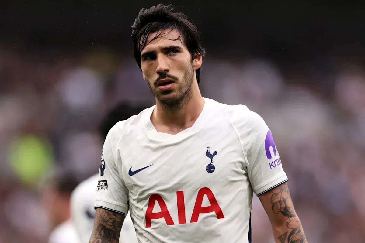 Joueur de Tottenham en maillot blanc sur le terrain Joueur de Tottenham en maillot blanc sur le terrain