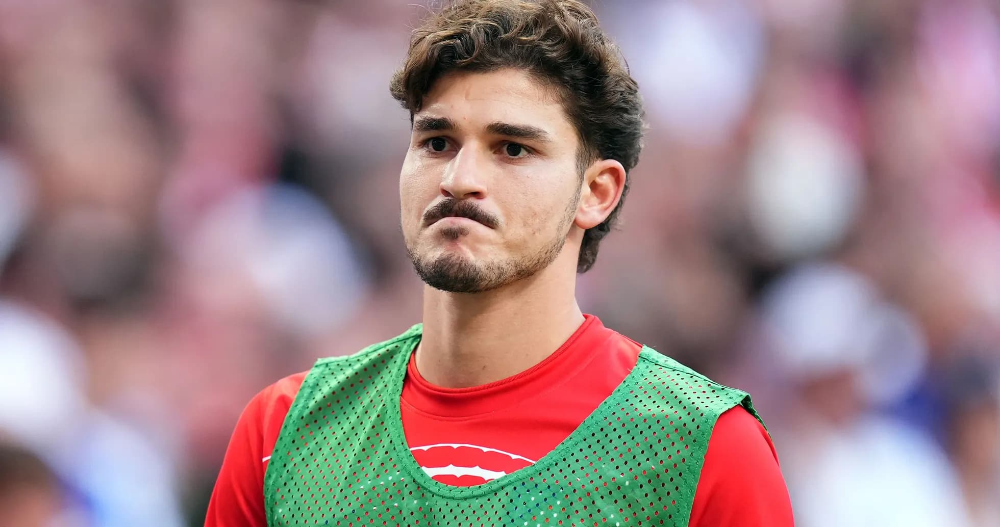 Joueur sur le banc portant un maillot d'échauffement Joueur sur le banc portant un maillot d'échauffement