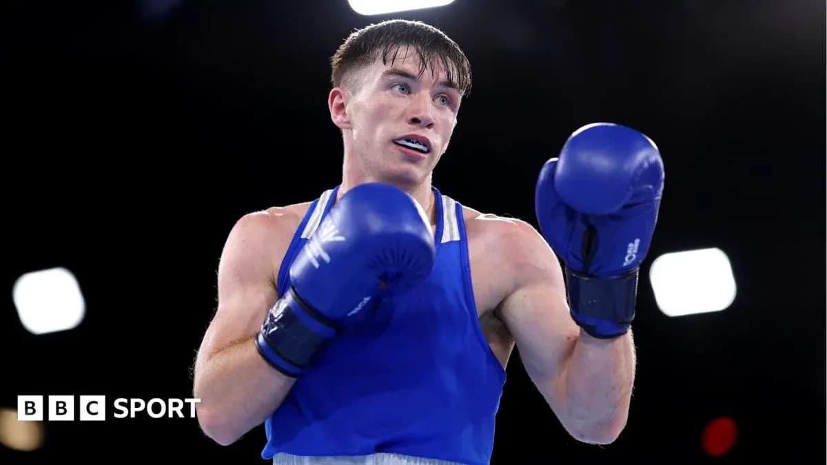 Boxeur en bleu se préparant à frapper Boxeur en bleu se préparant à frapper