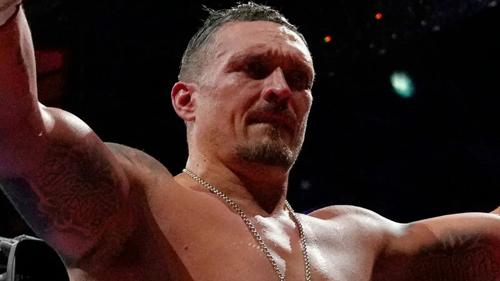 Boxeur levant les bras après un combat Boxeur levant les bras après un combat