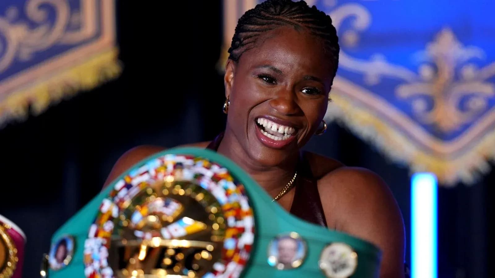 Boxeuse souriante tenant son titre de championne Boxeuse souriante tenant son titre de championne