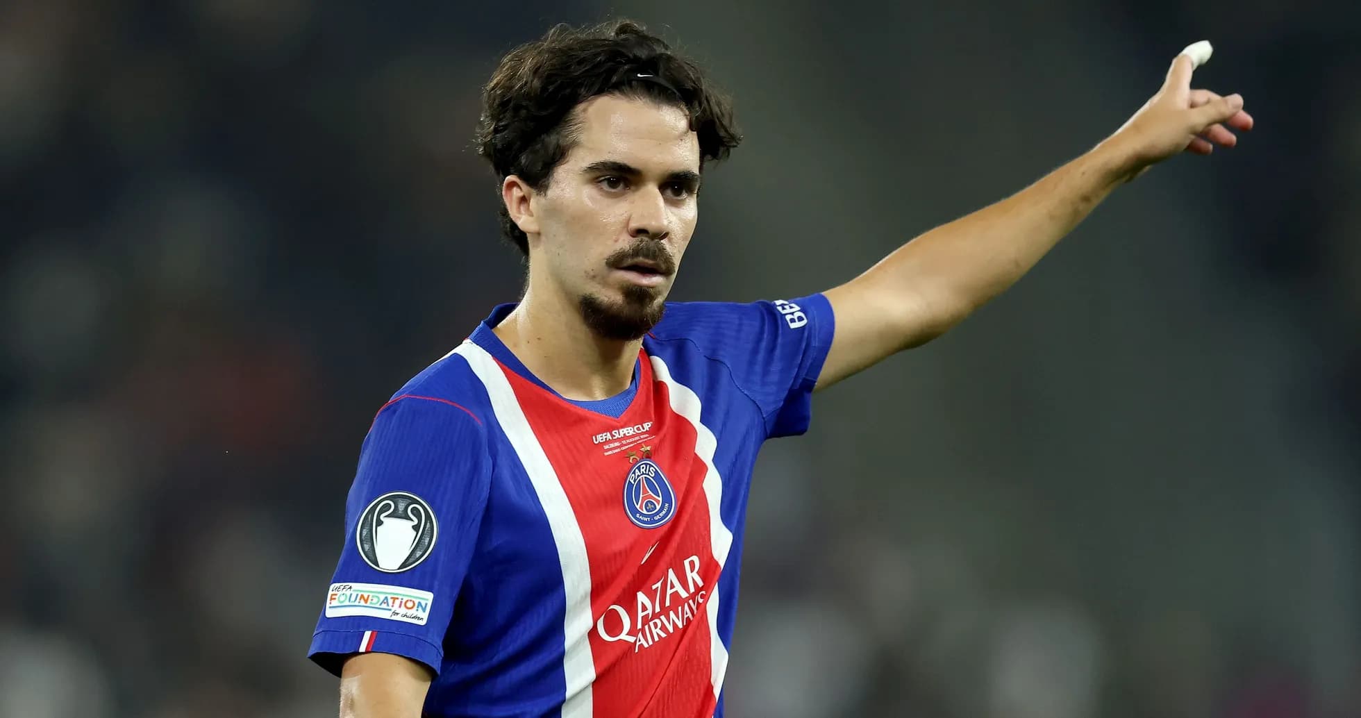 Joueur du PSG levant le bras pendant un match Joueur du PSG levant le bras pendant un match