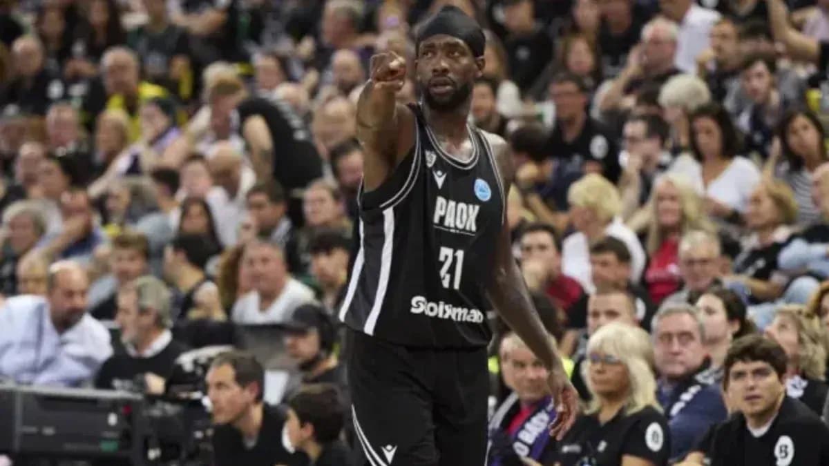 Joueur de basket montrant un geste vers le public Joueur de basket montrant un geste vers le public