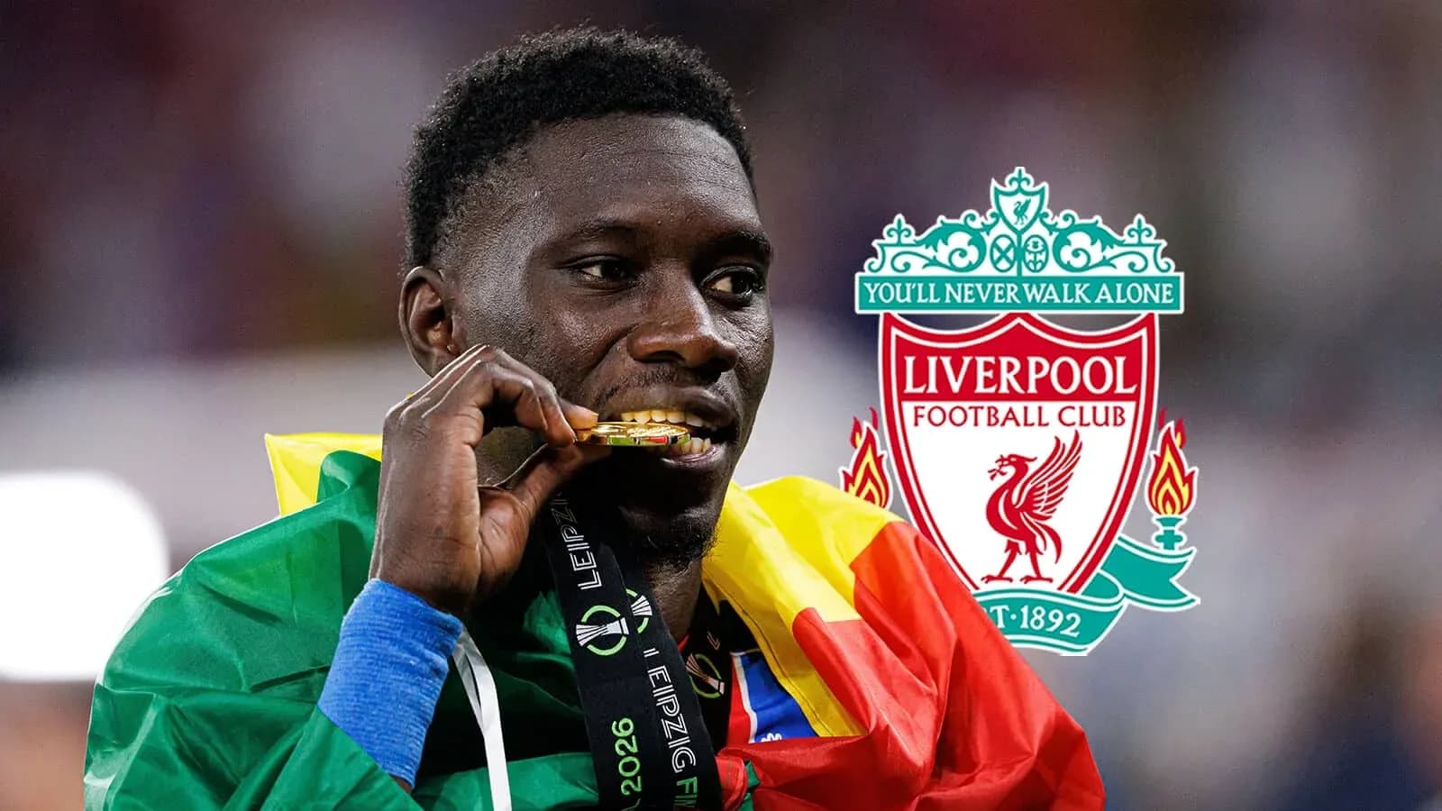Joueur célébrant avec médaille et drapeau camerounais Joueur célébrant avec médaille et drapeau camerounais