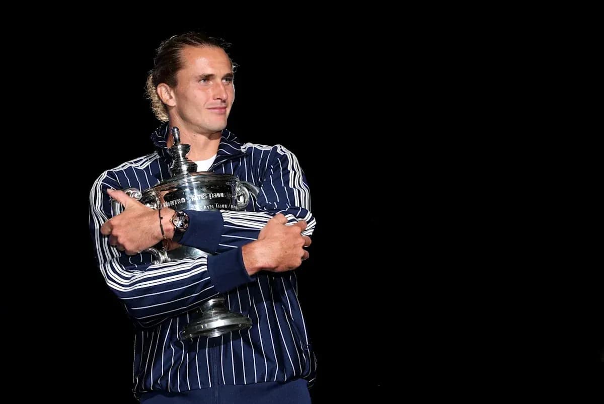 Joueur tenant le trophée de l'US Open Joueur tenant le trophée de l'US Open