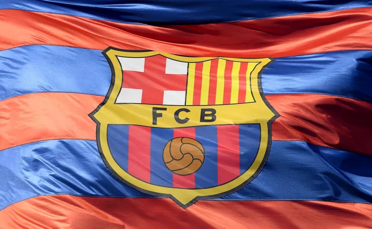 Drapeau du FC Barcelone avec logo sur fond rayé Drapeau du FC Barcelone avec logo sur fond rayé