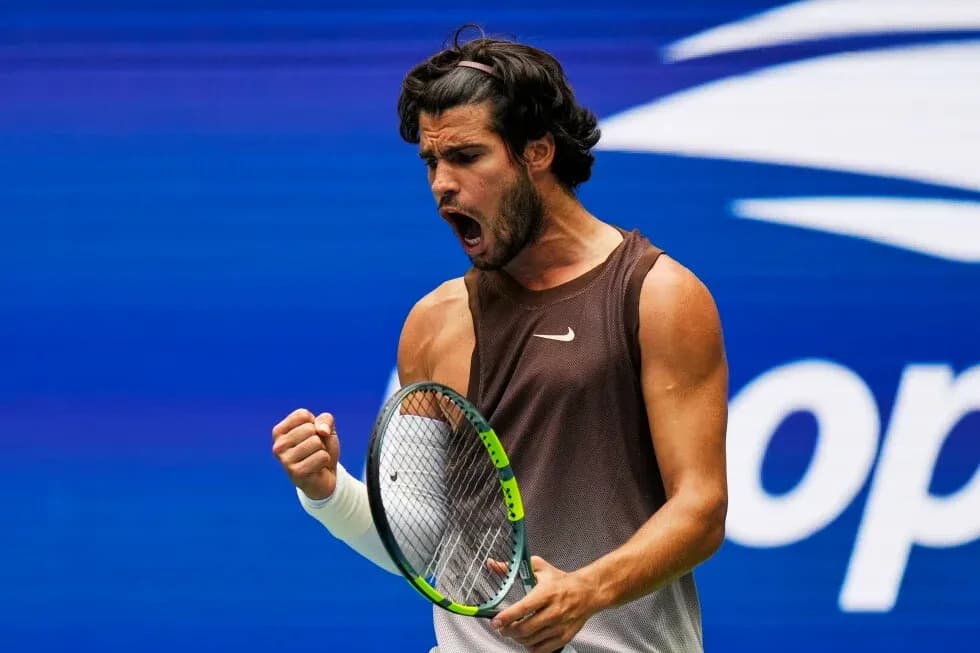 Joueur de tennis célébrant un point avec raquette Joueur de tennis célébrant un point avec raquette