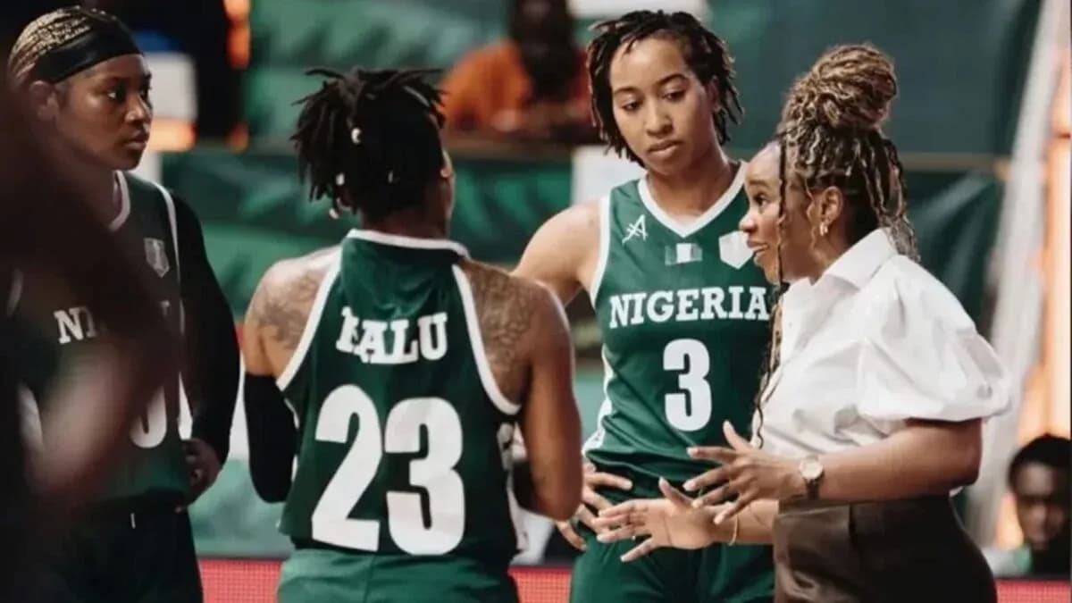 Entraîneuse discutant avec joueuses de l'équipe du Nigeria Entraîneuse discutant avec joueuses de l'équipe du Nigeria