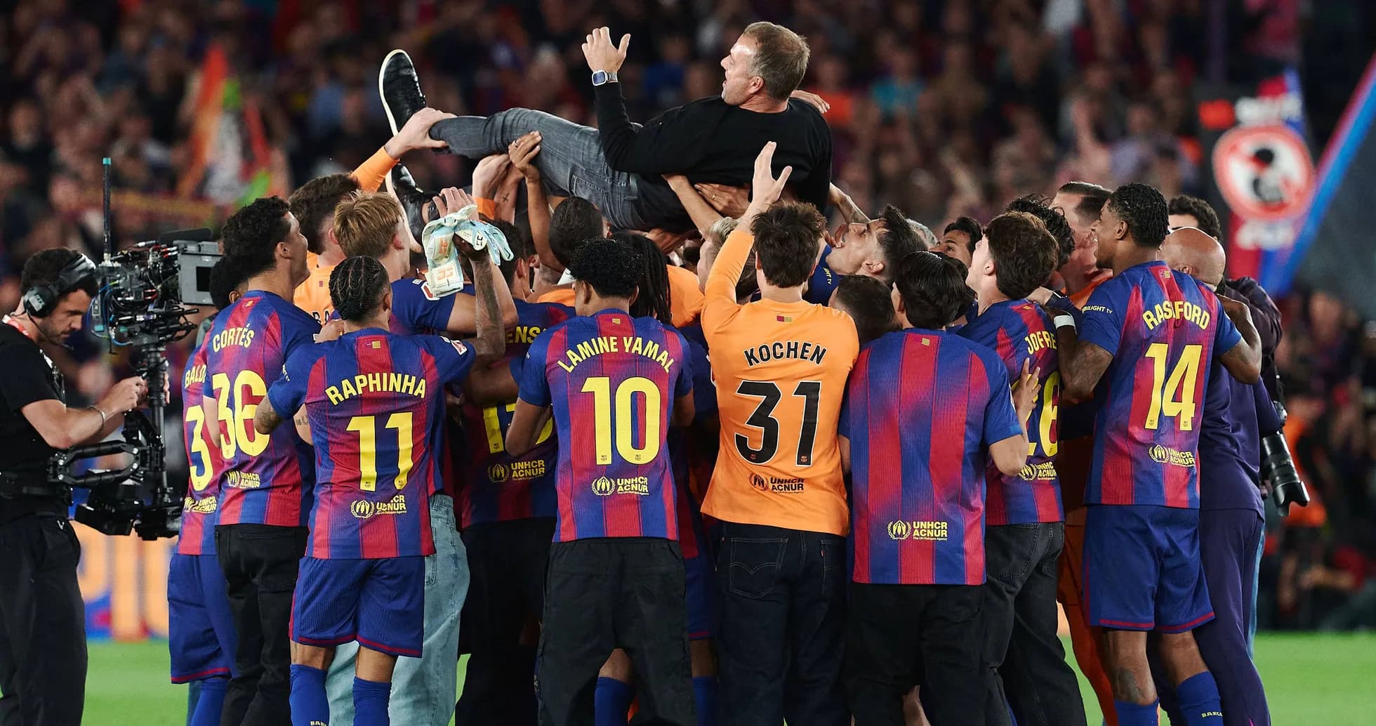Joueurs de Barcelone célébrant une victoire ensemble Joueurs de Barcelone célébrant une victoire ensemble
