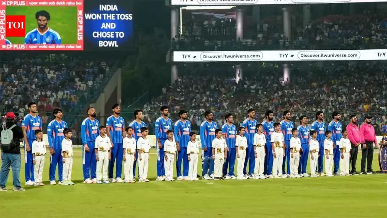 Équipe indienne et enfants alignés avant le match Équipe indienne et enfants alignés avant le match