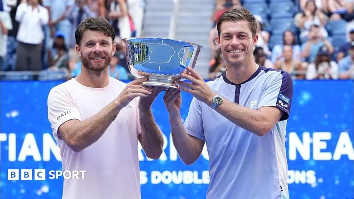 Joueurs tenant un trophée sur le court de tennis Joueurs tenant un trophée sur le court de tennis