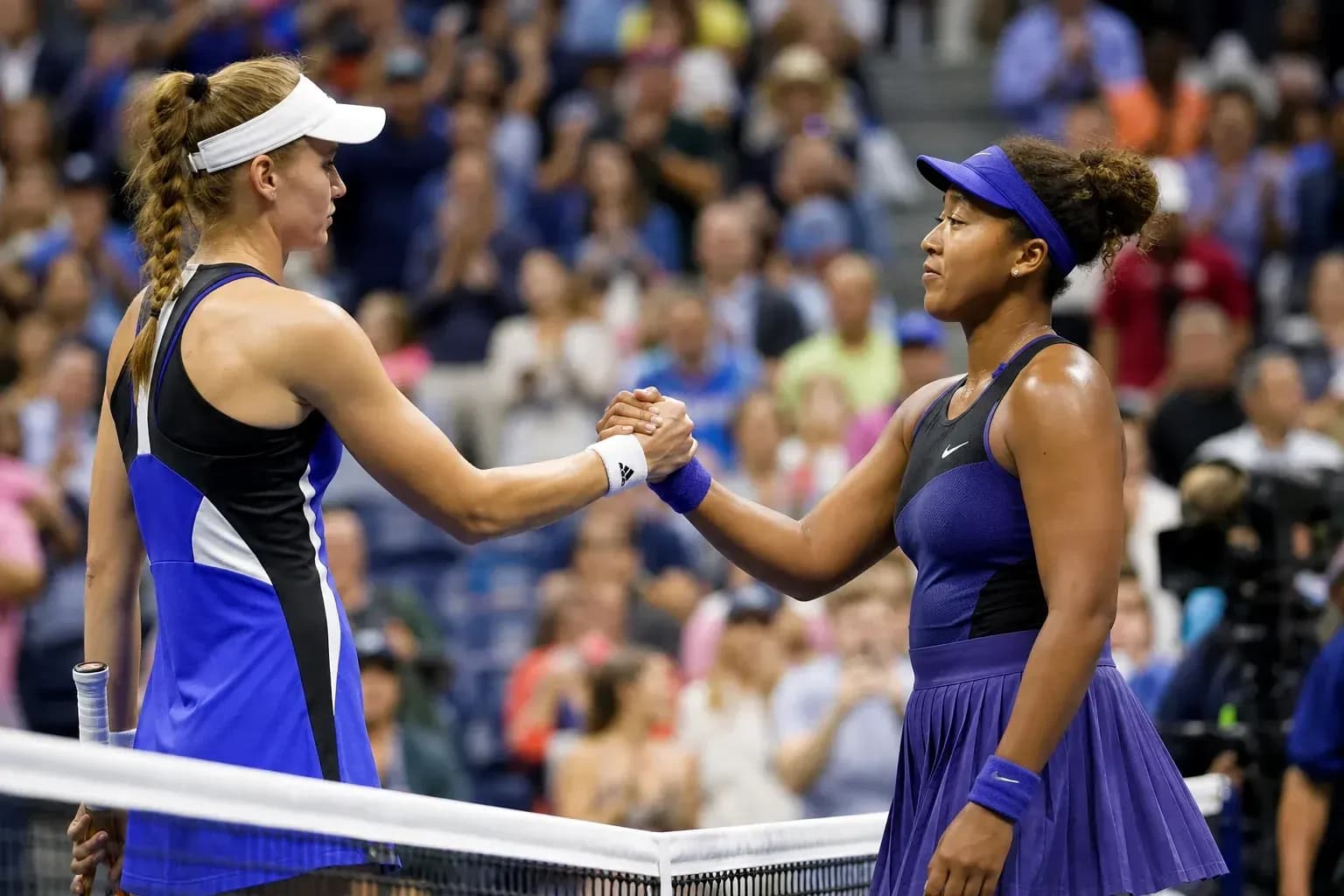 Deux joueuses se serrent la main après le match Deux joueuses se serrent la main après le match