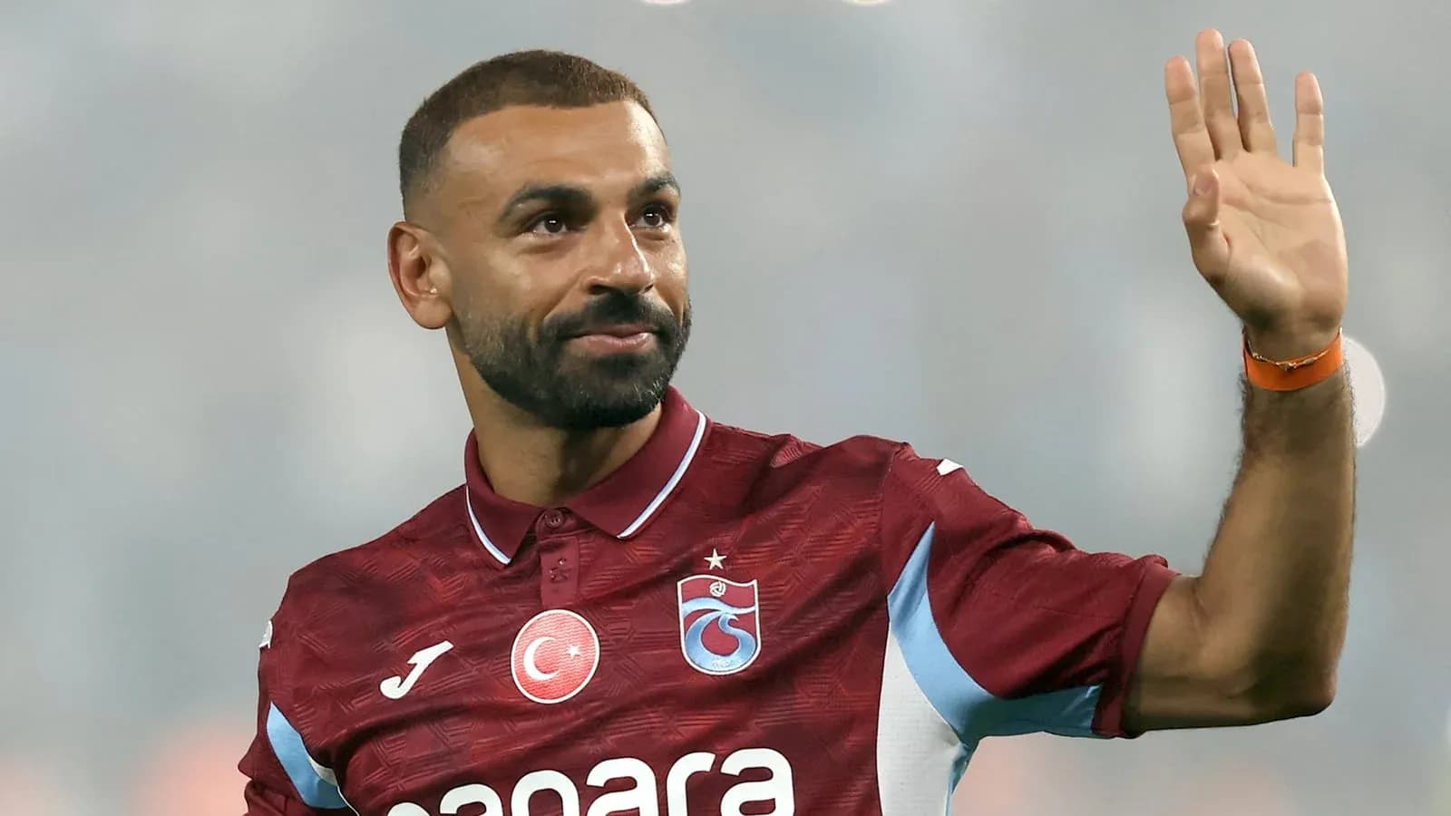 Joueur saluant les supporters en maillot de Trabzonspor Joueur saluant les supporters en maillot de Trabzonspor