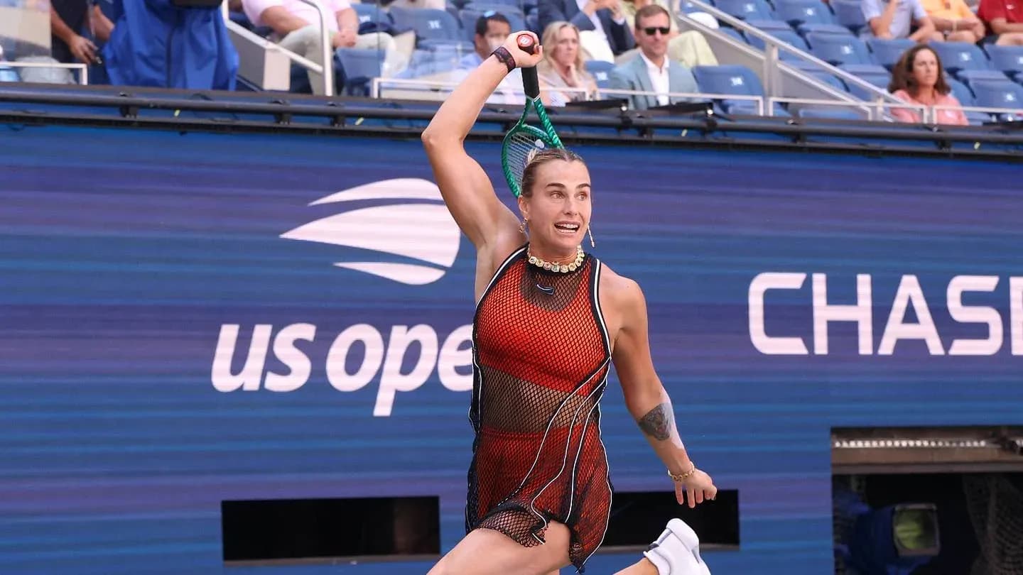 Joueuse de tennis frappant la balle au US Open Joueuse de tennis frappant la balle au US Open