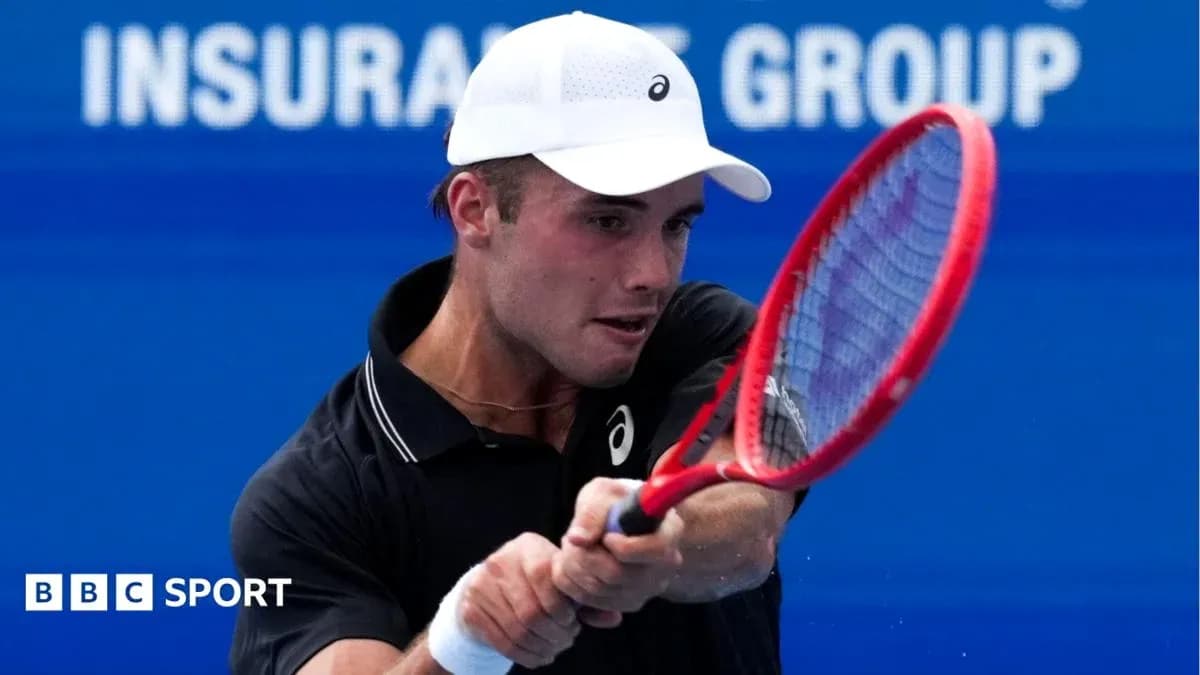 Joueur de tennis frappant une balle avec sa raquette Joueur de tennis frappant une balle avec sa raquette