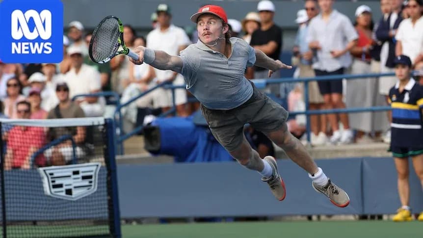 Joueur de tennis en plein saut pour frapper la balle Joueur de tennis en plein saut pour frapper la balle