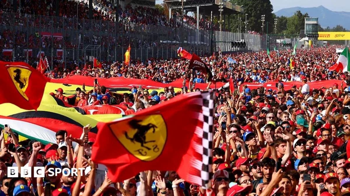 Foule de fans brandissant des drapeaux Ferrari lors d'un événement Foule de fans brandissant des drapeaux Ferrari lors d'un événement