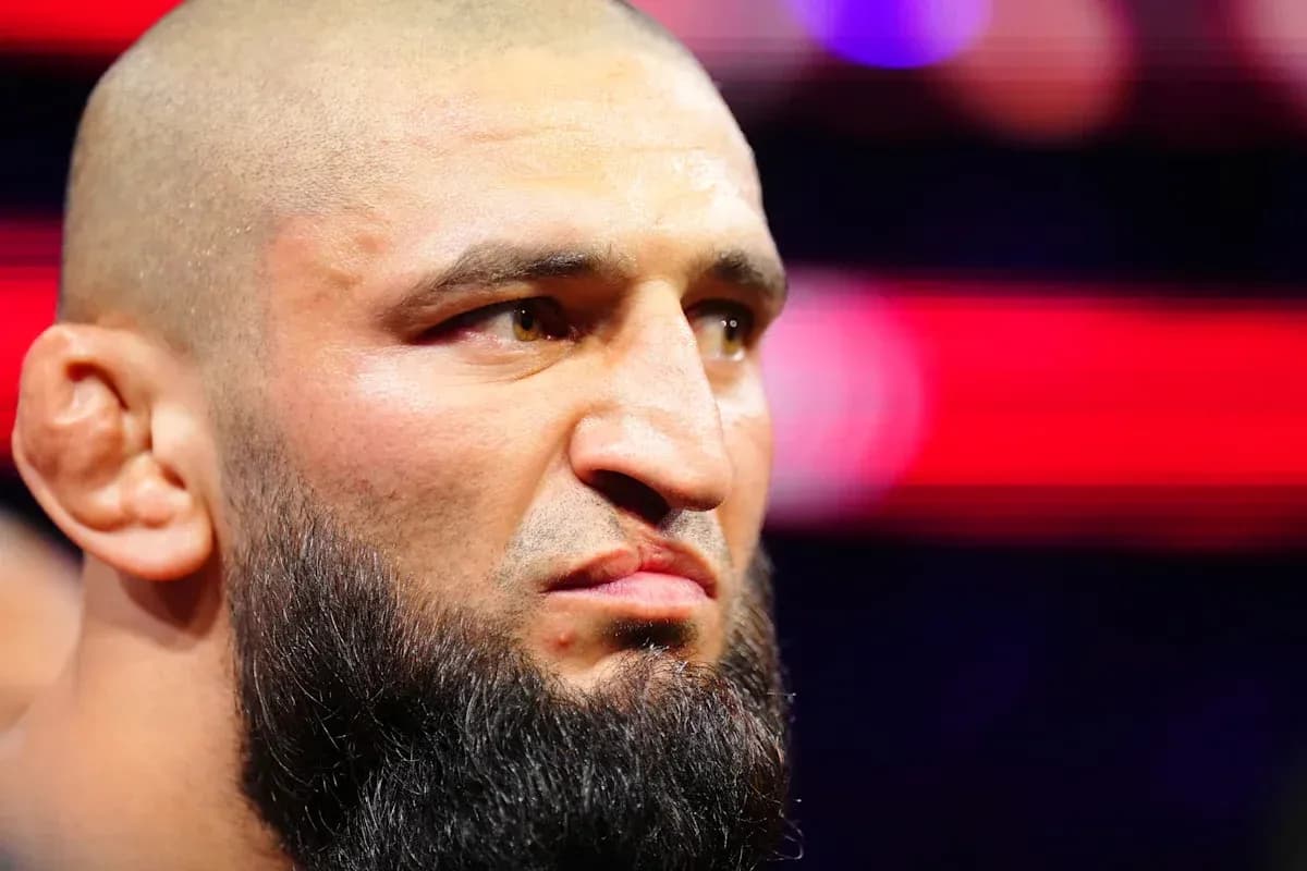 Lutteur avec barbe se préparant avant le combat Lutteur avec barbe se préparant avant le combat
