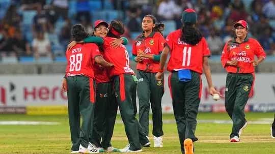 Joueuses du Bangladesh célébrant une prise sur le terrain Joueuses du Bangladesh célébrant une prise sur le terrain