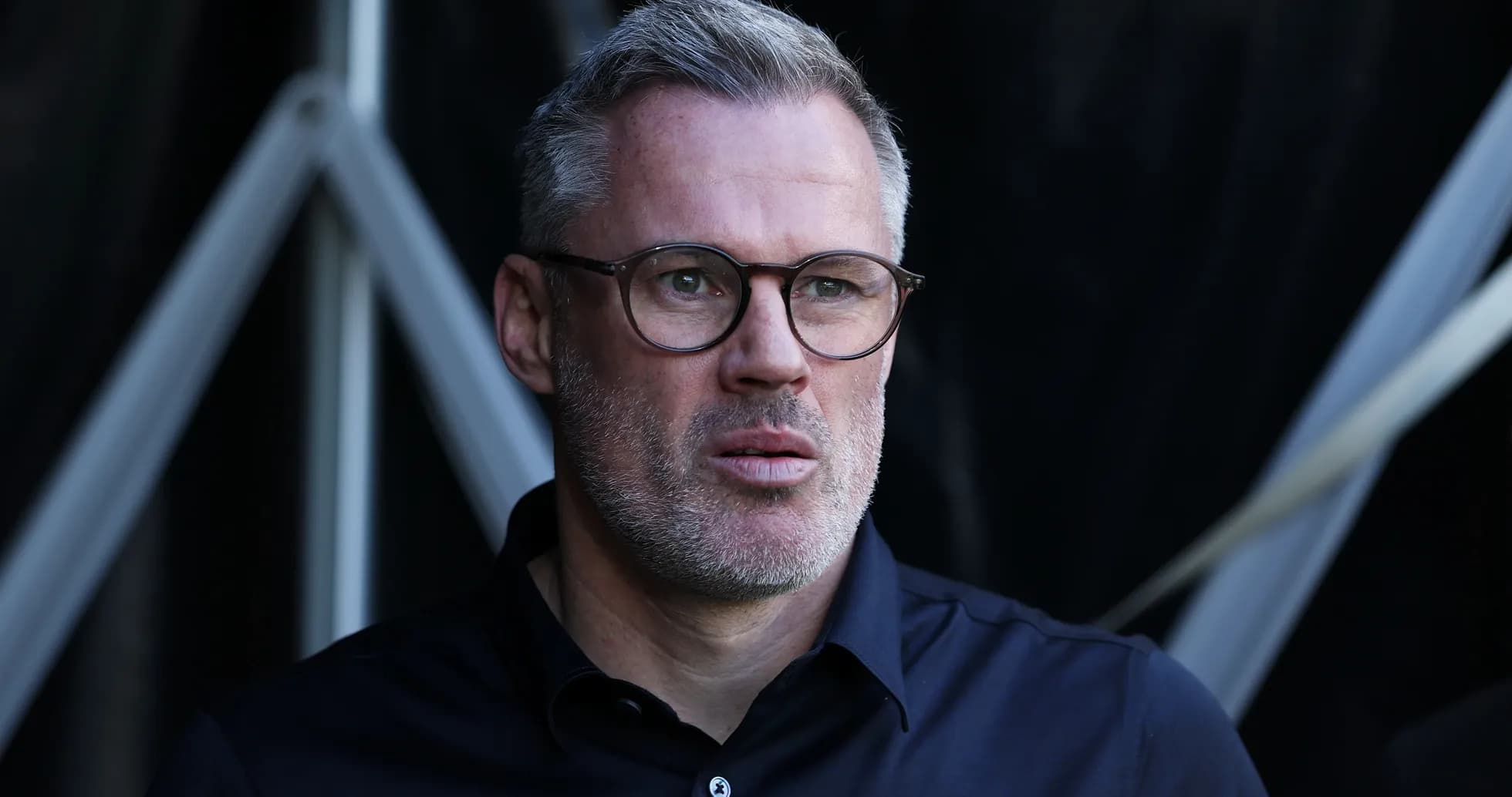 Homme avec des lunettes regardant au loin Homme avec des lunettes regardant au loin