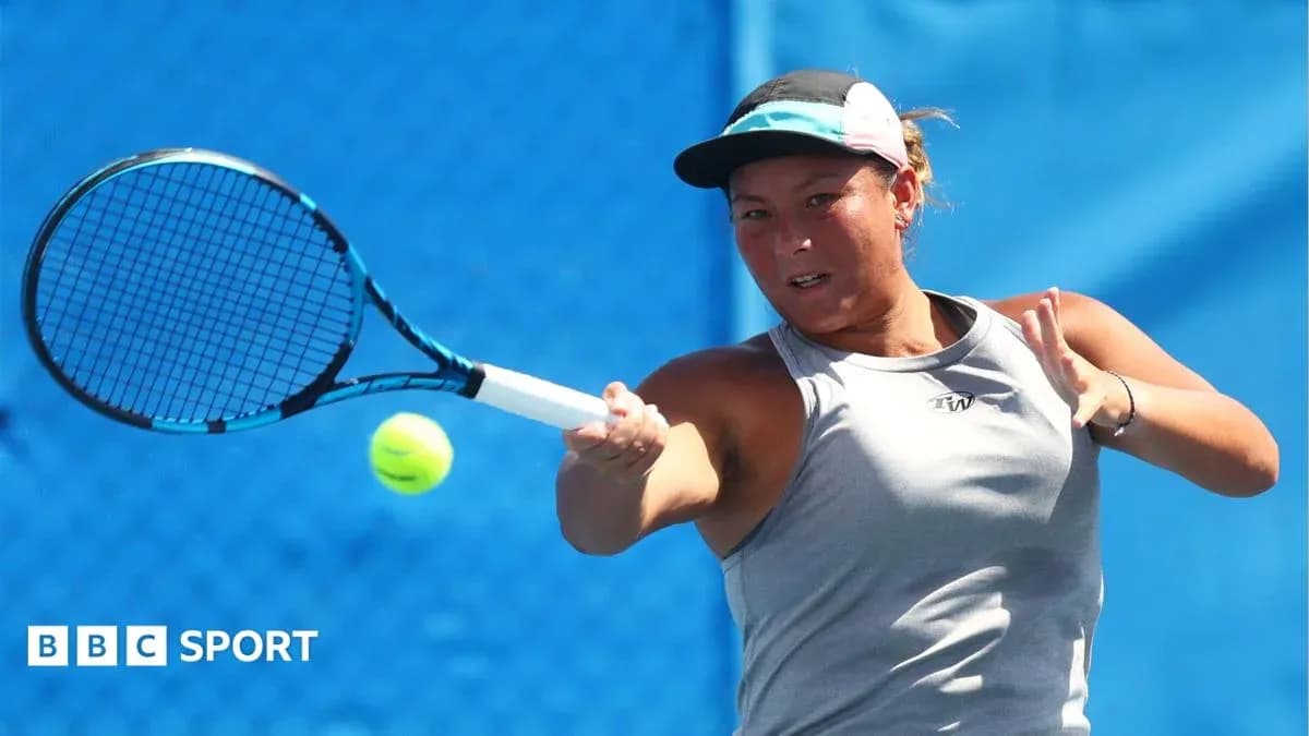 Joueuse de tennis frappant une balle sur le court Joueuse de tennis frappant une balle sur le court