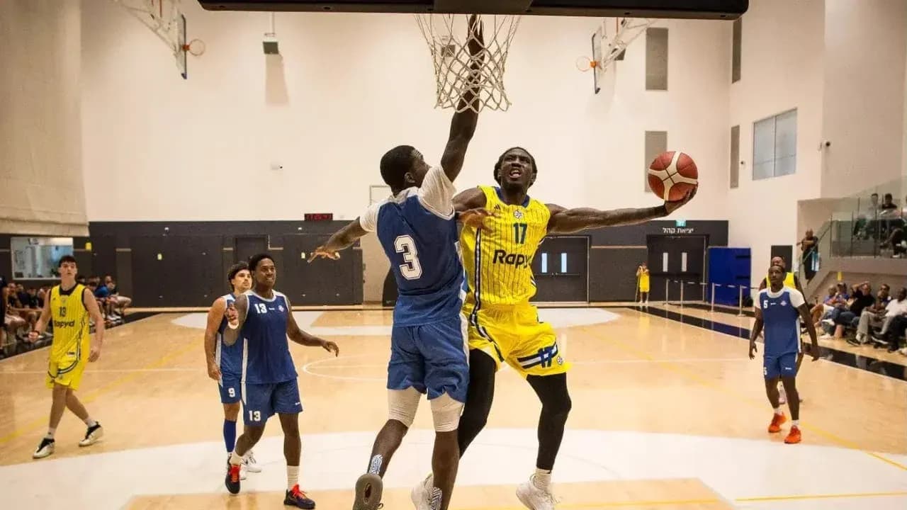 Joueur dunkant pendant un match de basketball Joueur dunkant pendant un match de basketball
