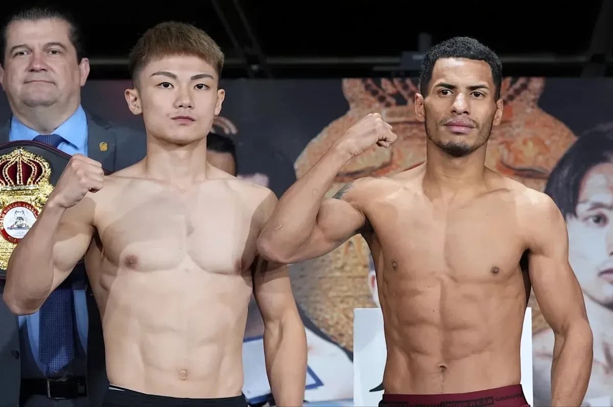 Deux boxeurs se pesant avant le combat Deux boxeurs se pesant avant le combat